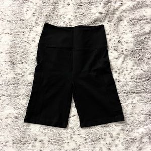 Lou & Grey Black Softsculpt Pocket Biker Shorts